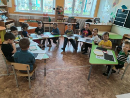"Космические" аппликации выполняли ребята средней группы "Космические" аппликации выполняли ребята средней группы.