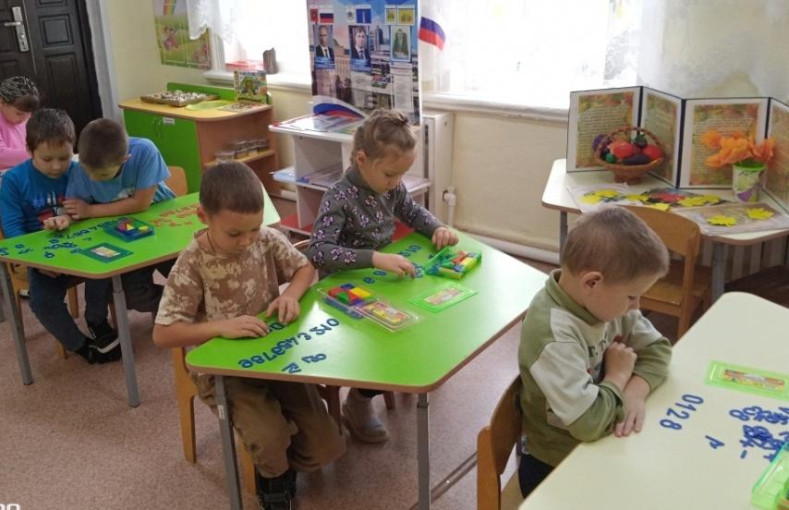 Продолжаем математические занятия Продолжаем математические занятия.